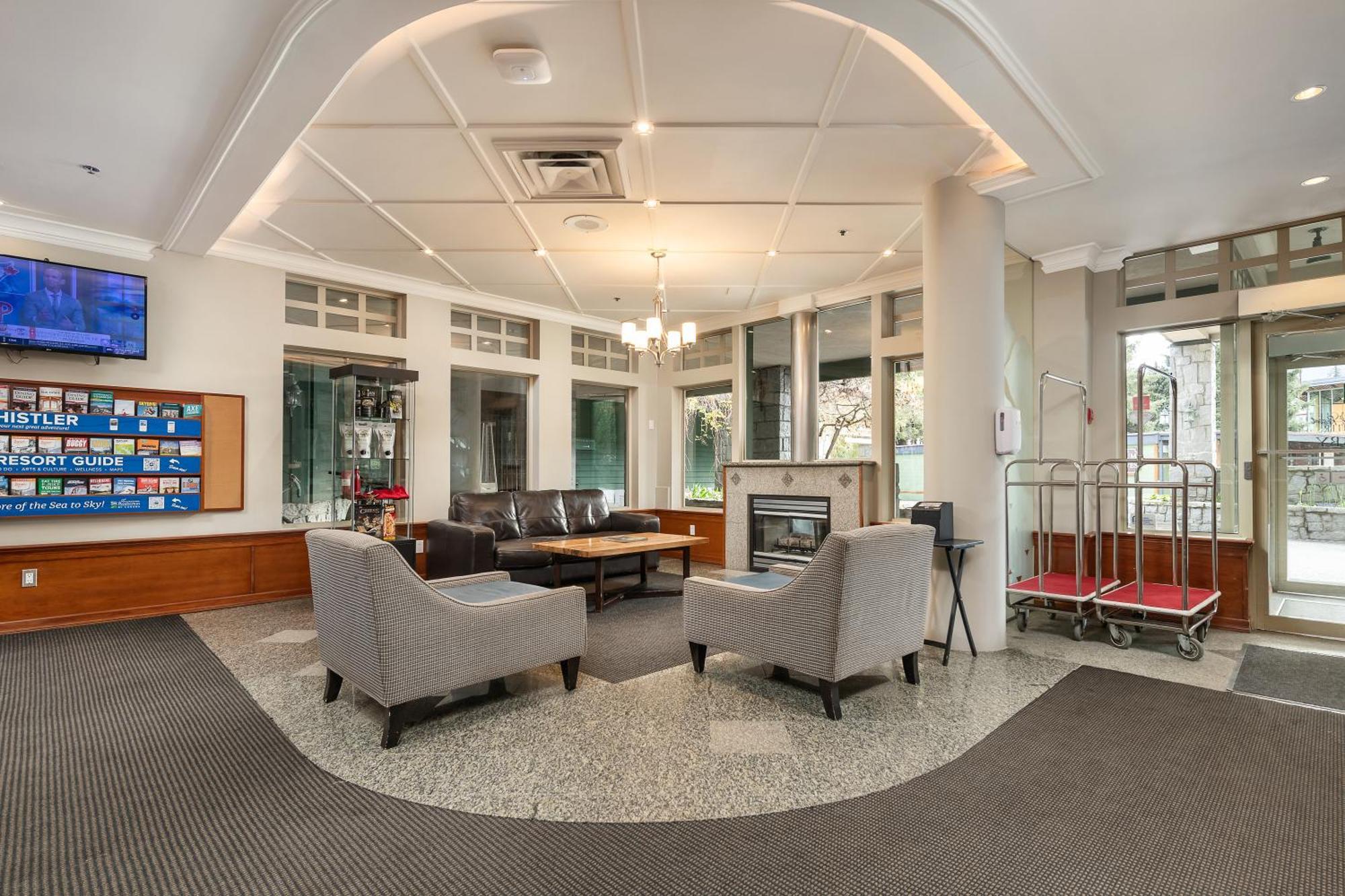Pinnacle Hotel Whistler Bagian luar foto